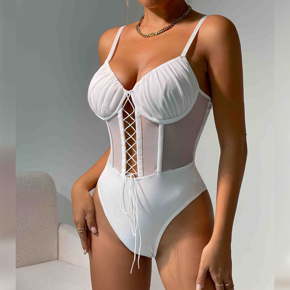 Ivory Muse – Korset bodysuit met geplooide cups en veterdetail