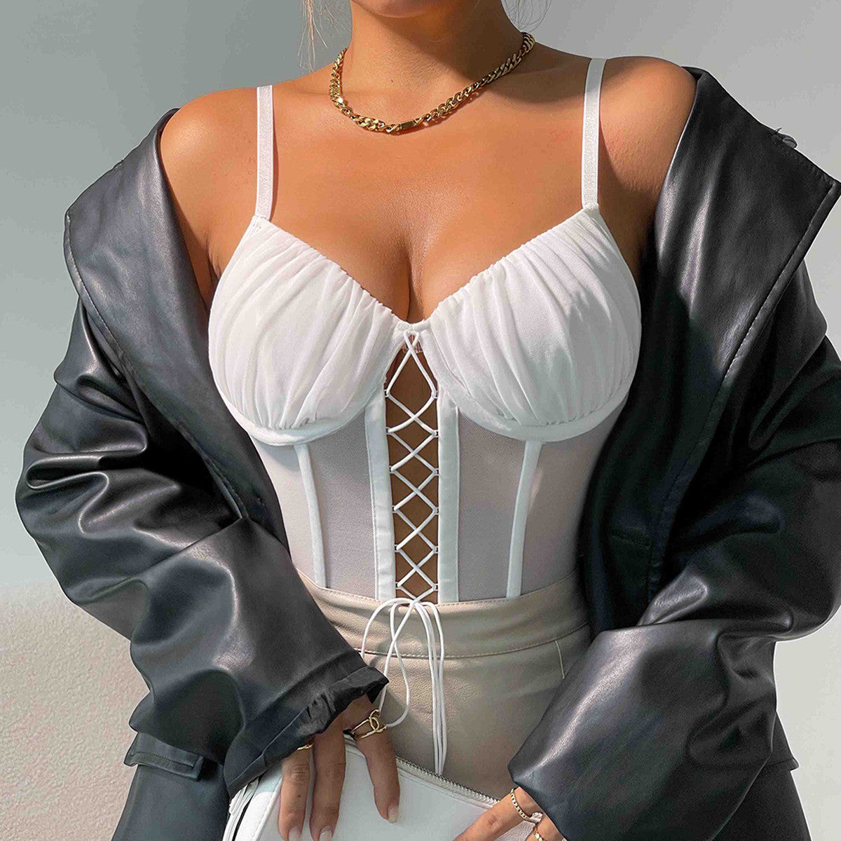 Ivory Muse – Korset bodysuit met geplooide cups en veterdetail