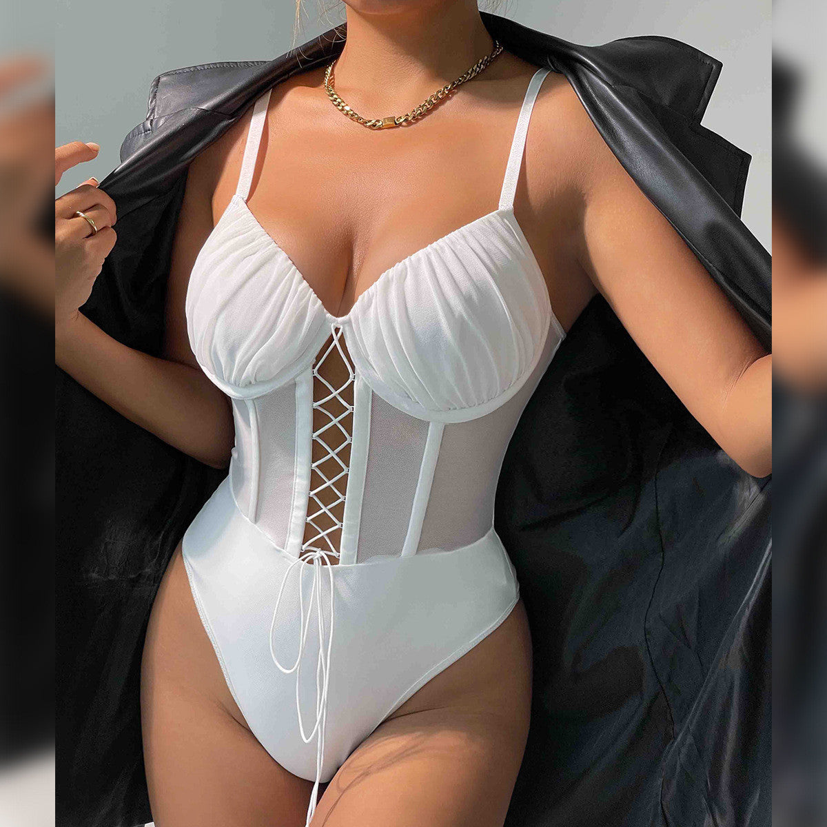 Ivory Muse – Korset bodysuit met geplooide cups en veterdetail