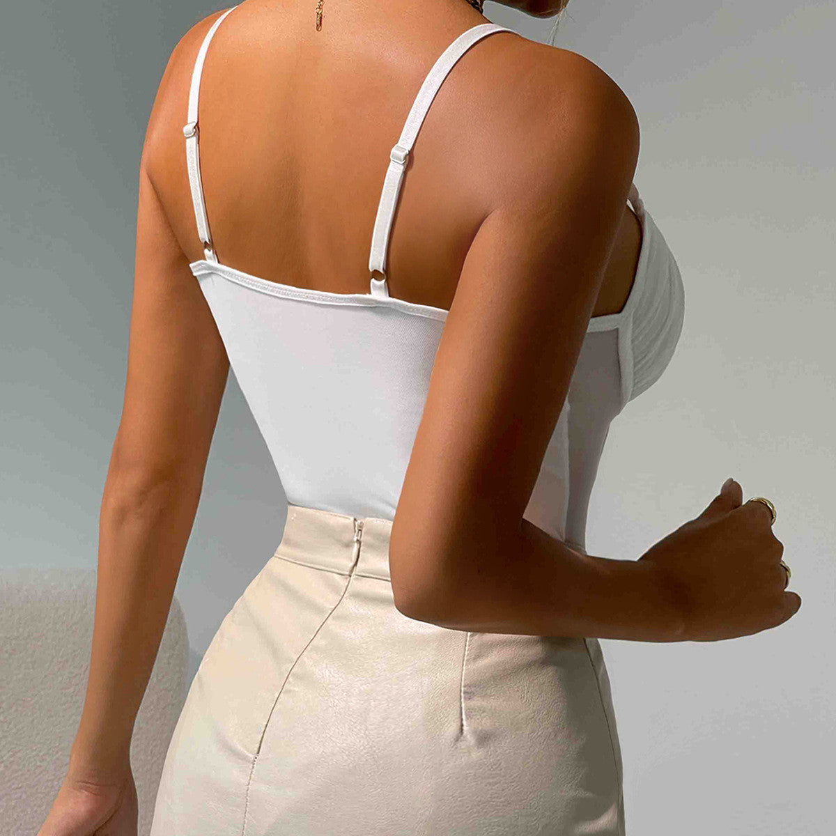 Ivory Muse – Korset bodysuit met geplooide cups en veterdetail